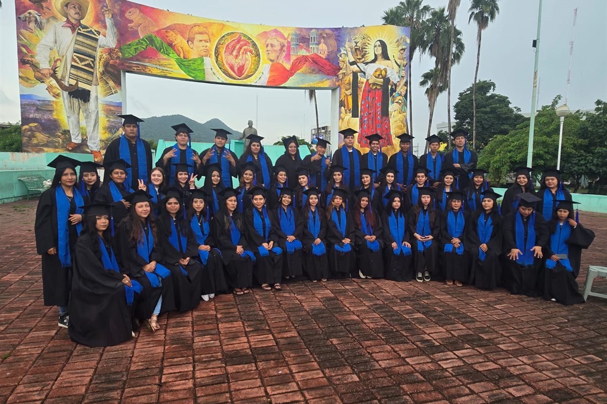 Grupo de egresadas y egresados de la Universidad Vicente Guerrero con toga y birrete